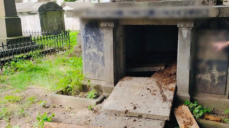 У Коломиї покарали підлітків, які понищили могили на кладовищі - фото 1
