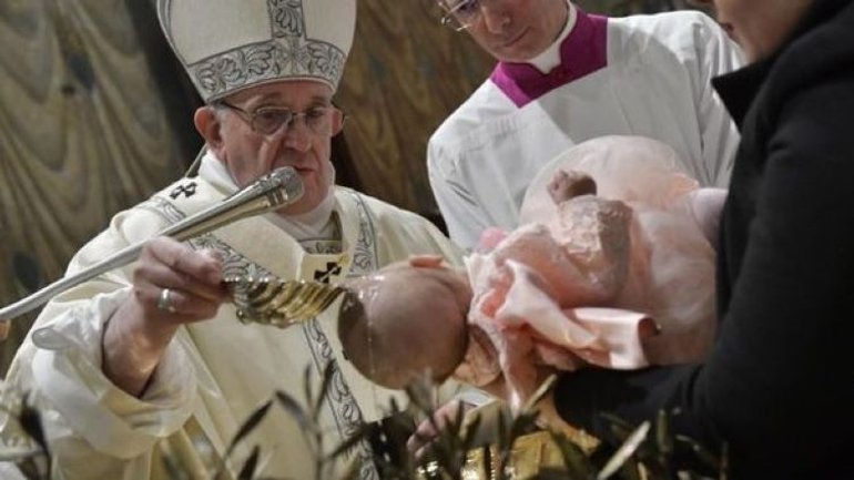 Після річної перерви Папа відновив традицію хрещення немовлят у Сикстинській капелі - фото 1