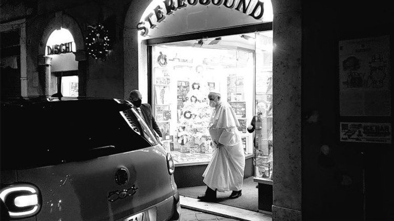 Папа несподівано відвідав музичну крамницю в центрі Риму - фото 1