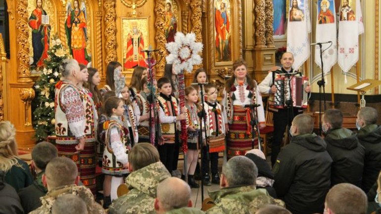 В рамках фестивалю «Коляда на Майзлях» відбувся концерт для воїнів та родин загиблих героїв АТО - фото 1