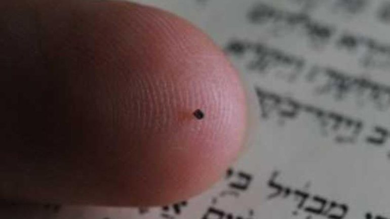 У Єрусалимі встановили спеціальний мікроскоп, щоб побачити Нано-Біблію розміром в цукрову піщинку - фото 1