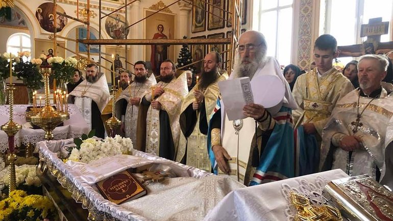 Священика УПЦ МП, який помер від СOVID-19, поховали на присадибній ділянці - фото 1