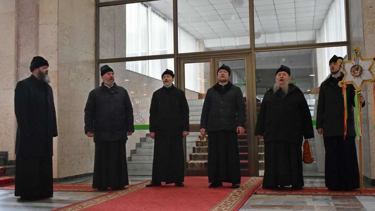 Священнослужителі ПЦУ заколядували колективу Волинської ОДА - фото 1