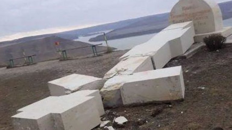 На Бакоті вітер повалив бетонний хрест - фото 1
