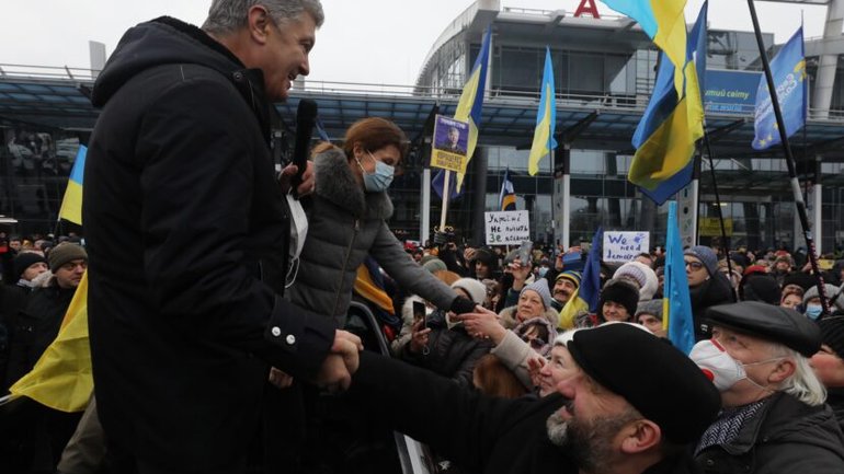 "Покажемо, як уміємо святкувати Водохреще", - Порошенко закликав прихильників прийти до суду 19 січня - фото 1