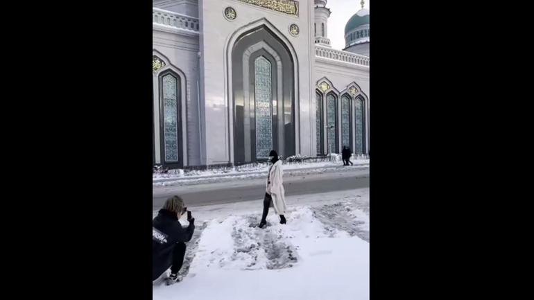 Російська блогерка влаштувала напівголі зйомки на тлі мечеті: розгорівся скандал - фото 1
