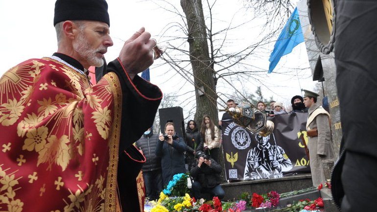 На Аскольдовій могилі у Києві молитовно вшанували Героїв Крут - фото 1