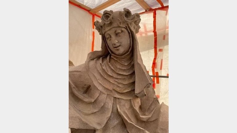 У Львові відреставрували старовинні скульптури монахинь на Домініканському костелі - фото 1