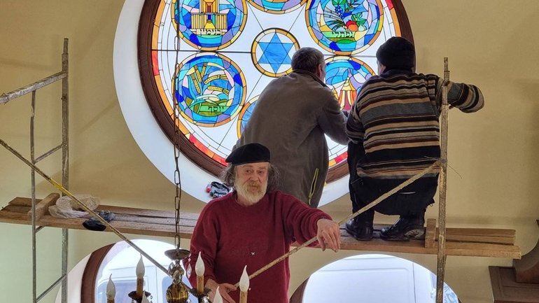 У головній синагозі Буковини встановили унікальні вітражі - фото 1