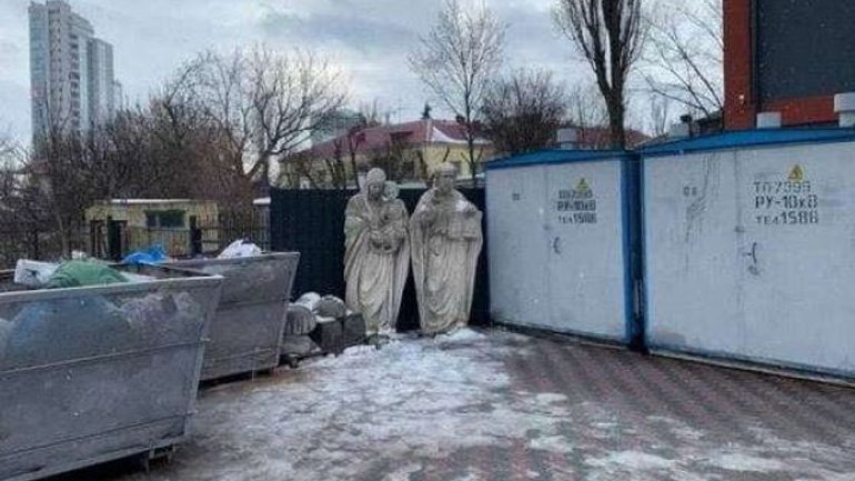У столиці на смітнику опинилися величезні статуї Святого сімейства - фото 1