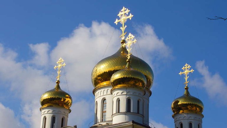 Українці висловили думку, чи варто стягувати податки з Церков та священиків - фото 1
