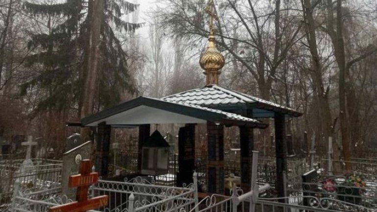 Невідомі осквернили могилу митрополита РПЦ у Вінниці - фото 1