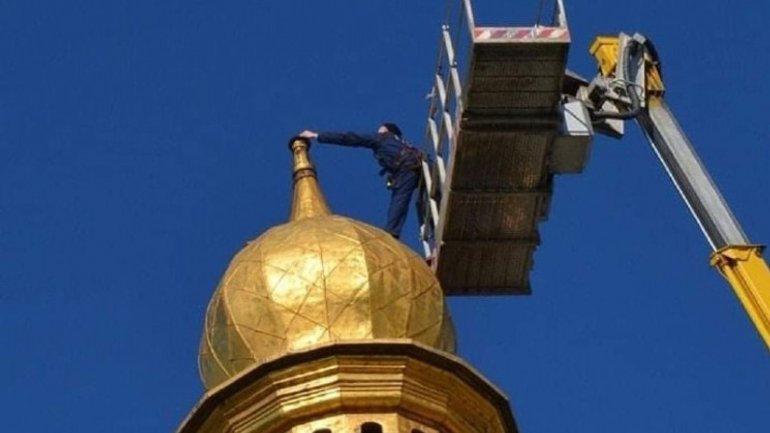 У Києві почали реставрацію хреста на Софійському соборі, який зірвало вітром - фото 1