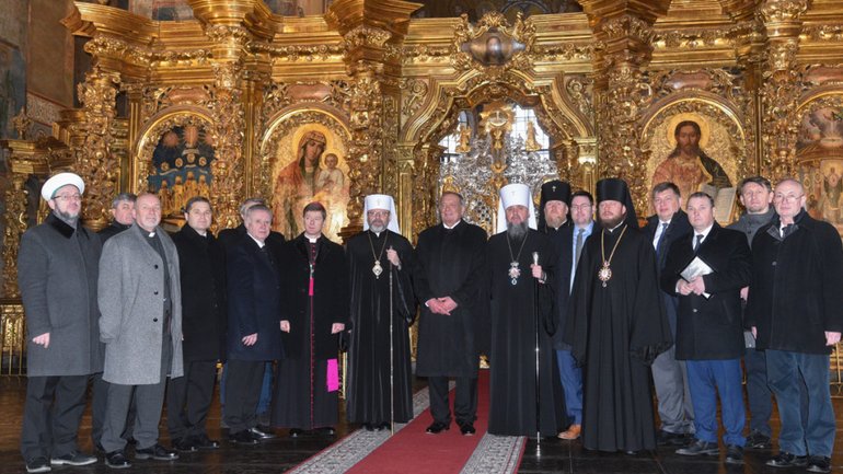 Members of All-Ukrainian Council of Churches and Religious Organizations prayed for peace in Ukraine in Saint-Sophia Cathedral - фото 1