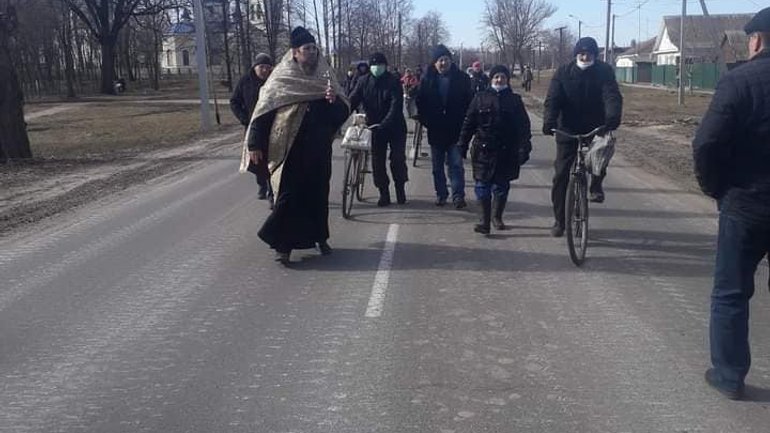 В Черниговской области священник УПЦ МП вместе с прихожанами перекрыл оккупантам дорогу - фото 1