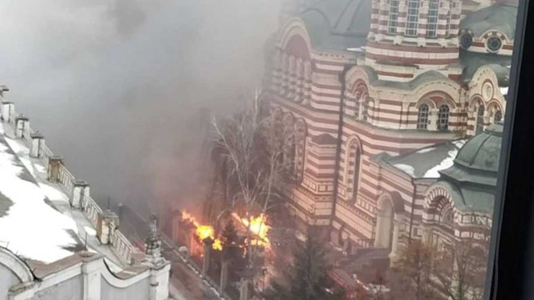 На території Благовіщенського собору в Харкові спалахнув вогонь - фото 1