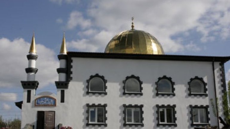 Оккупанты обстреляли Соборную мечеть в Донецкой области - фото 1