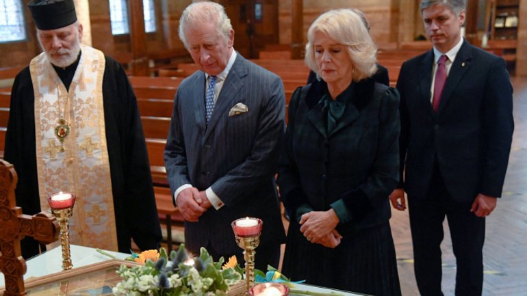 Prince Charles and Duchess Camilla meet with the Ukrainian community at the UGCC Cathedral in London - фото 1