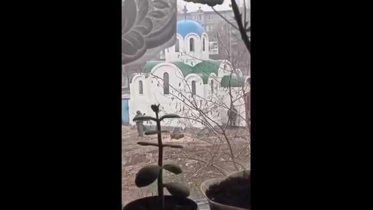 В сеть попало видео, как оккупант совершает намаз возле украинского православного храма - фото 1