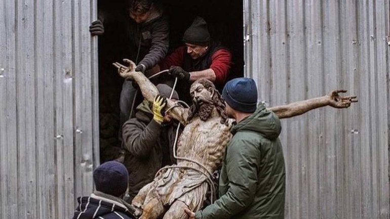 Как во время Второй мировой войны: статую Иисуса Христа вывезли из Армянского собора во Львове - фото 1