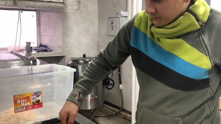 Київські духовні школи УПЦ МП готують обіди для бійців територіальної оборони - фото 1