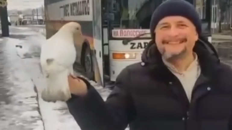Священнику, который эвакуирует людей из Харькова, на руку сел белый голубь - фото 1