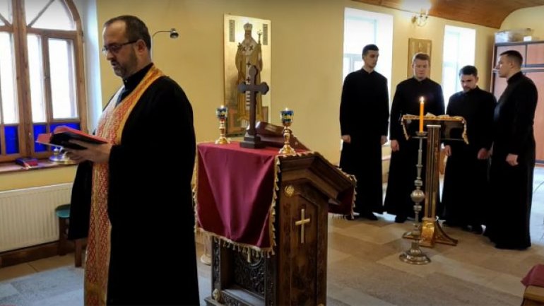 Спільнота Тернопільської духовної семінарії УГКЦ вісім годин поспіль молилася за мир в Україні - фото 1