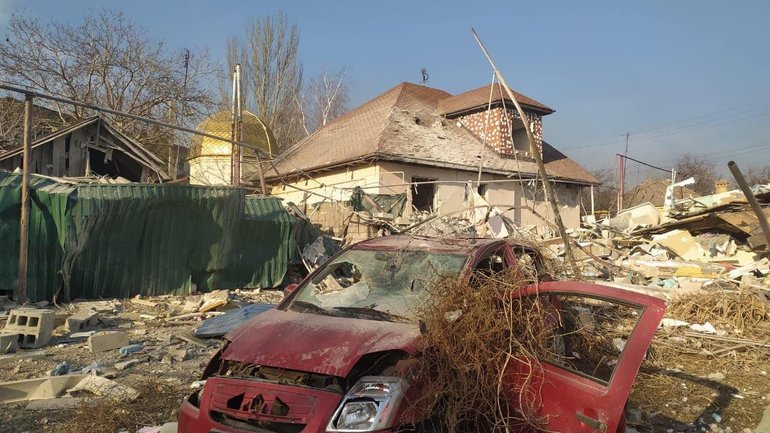 В Мариуполе россияне уничтожили здание управления Донецкой епархии ПЦУ - фото 1