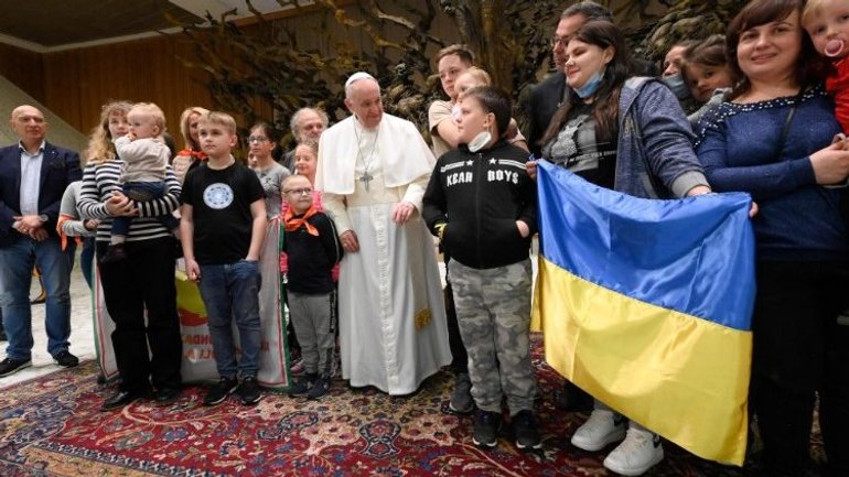 Pope Francis meets with Ukrainian refugee children - фото 1