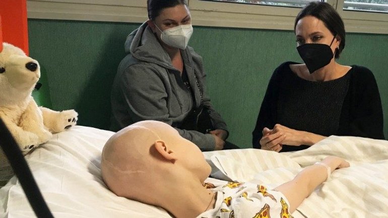 Анджеліна Джолі відвідала українських дітей у ватиканській лікарні - фото 1