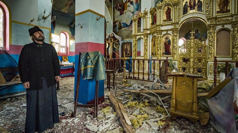 The priest of the village of Yasnohorodka, near Kyiv, stands inside his destroyed church - фото 1