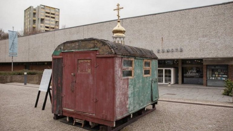 Український художник створив для виставки в Німеччині інсталяцію про Російську церкву - фото 1