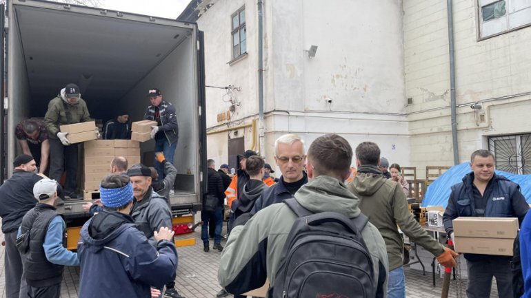Волонтери тернопільського архикатедрального собору УГКЦ роздали близько 50 тонн допомоги 5000 переселенцям - фото 1