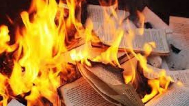 В Ірпені орки спалили тисячі Біблій - фото 1