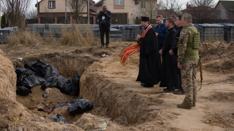 Патріарх Святослав у Бучі помолився за невинно вбитих українців - фото 1