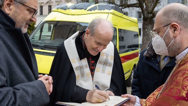 Архиєпископ Відня освятив десять швидких для України, які спонсорували греко-католики Австрії - фото 1
