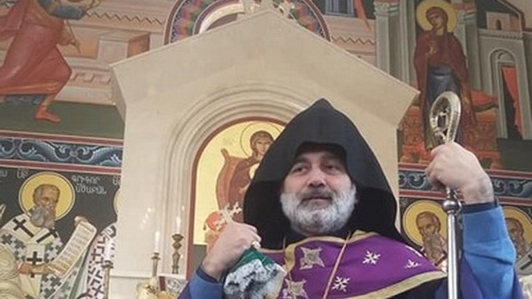 Глава Української єпархії Вірменської Апостольської Церкви омив ноги захисникам України - фото 1