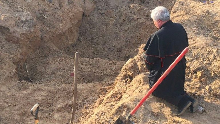 Cardinal Krajewski prays for victims at mass grave in Ukraine - фото 1
