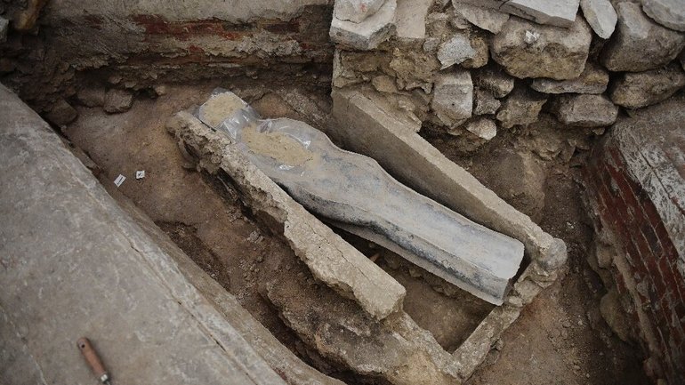 Вчені розкриють загадковий саркофаг, знайдений після пожежі в Нотр-Дамі - фото 1