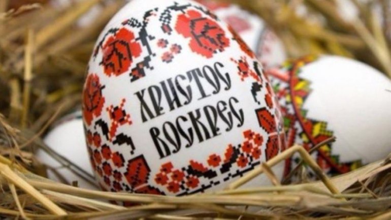 Українців закликають залишатися на Великдень удома та брати участь в  онлайн Літургіях - фото 1