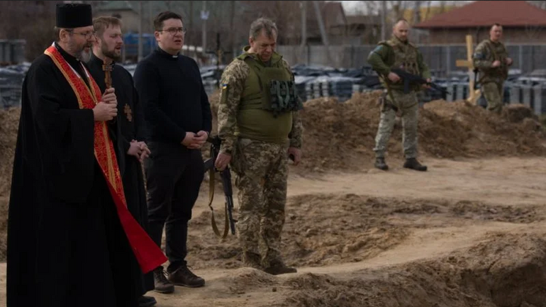 Блаженніший Святослав у Бучі молиться за невинно вбитих українців  - фото 1