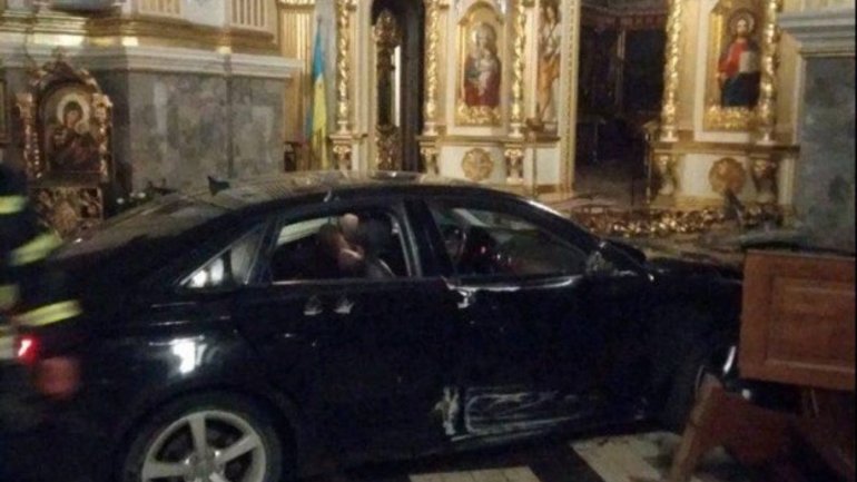 У Тернополі жінка в'їхала на авто у катедральний храм УГКЦ і пошкодила плащаницю (відео) - фото 1