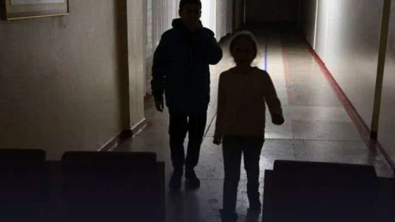 В Херсоне почти 60 детей прячутся в подвале церкви - фото 1