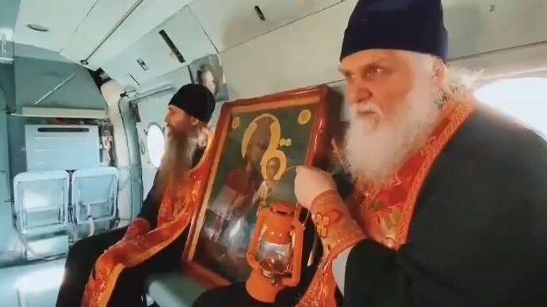 Російські священики прямо перед вибухами освятили з гелікоптера Бєлгород - фото 1