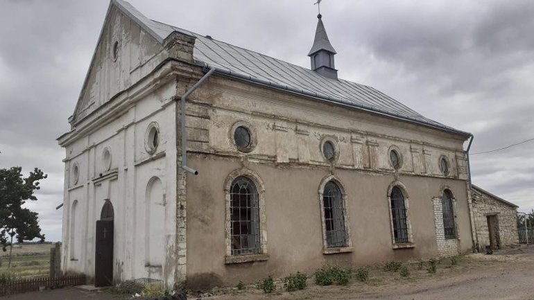 В результате боевых действий разрушен костел в Николаевской области - фото 1