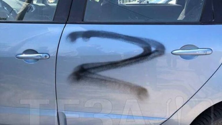 У Дубні біля храму УПЦ МП на автівках священиків намалювали літеру "Z" - фото 1