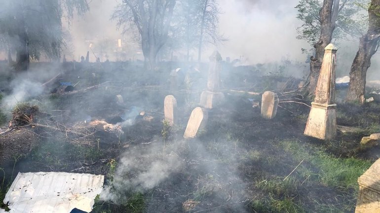 В Сумской области рашисты разбомбили еврейское кладбище - фото 1