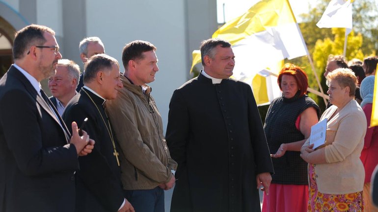 “The entire Catholic world is praying for you and Ukraine," - Archbishop Gallagher addressing the IDPs in Lviv - фото 1