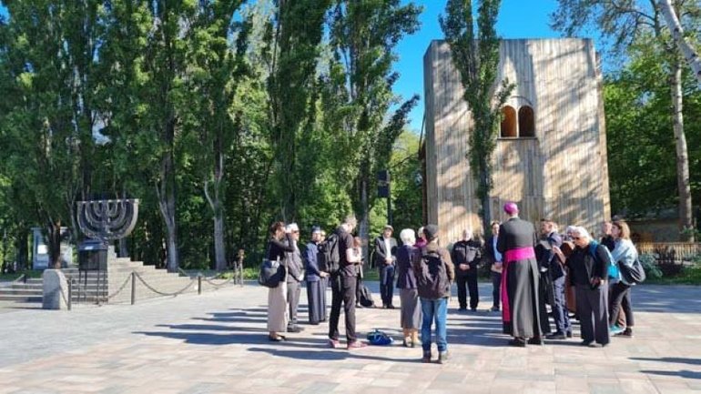 У Бабиному Яру представники релігійних конфесій з-за кордону помолилися за мир в Україні - фото 1
