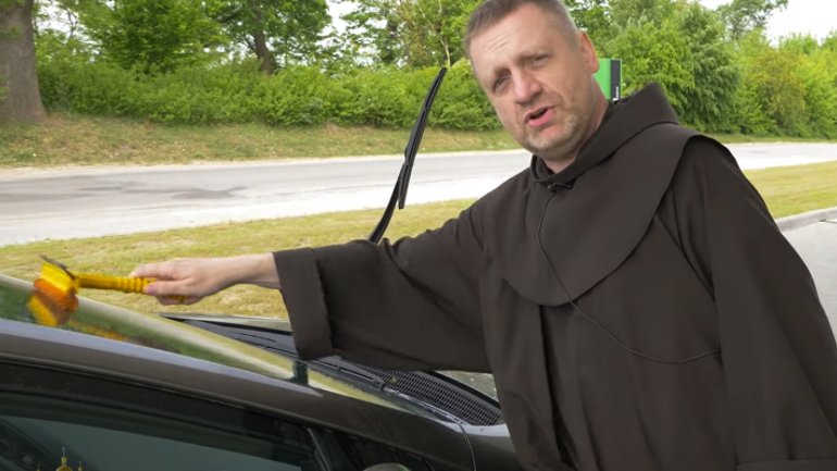 Монах-францисканець миє вікна авто, щоб зібрати кошти для українських захисників - фото 1